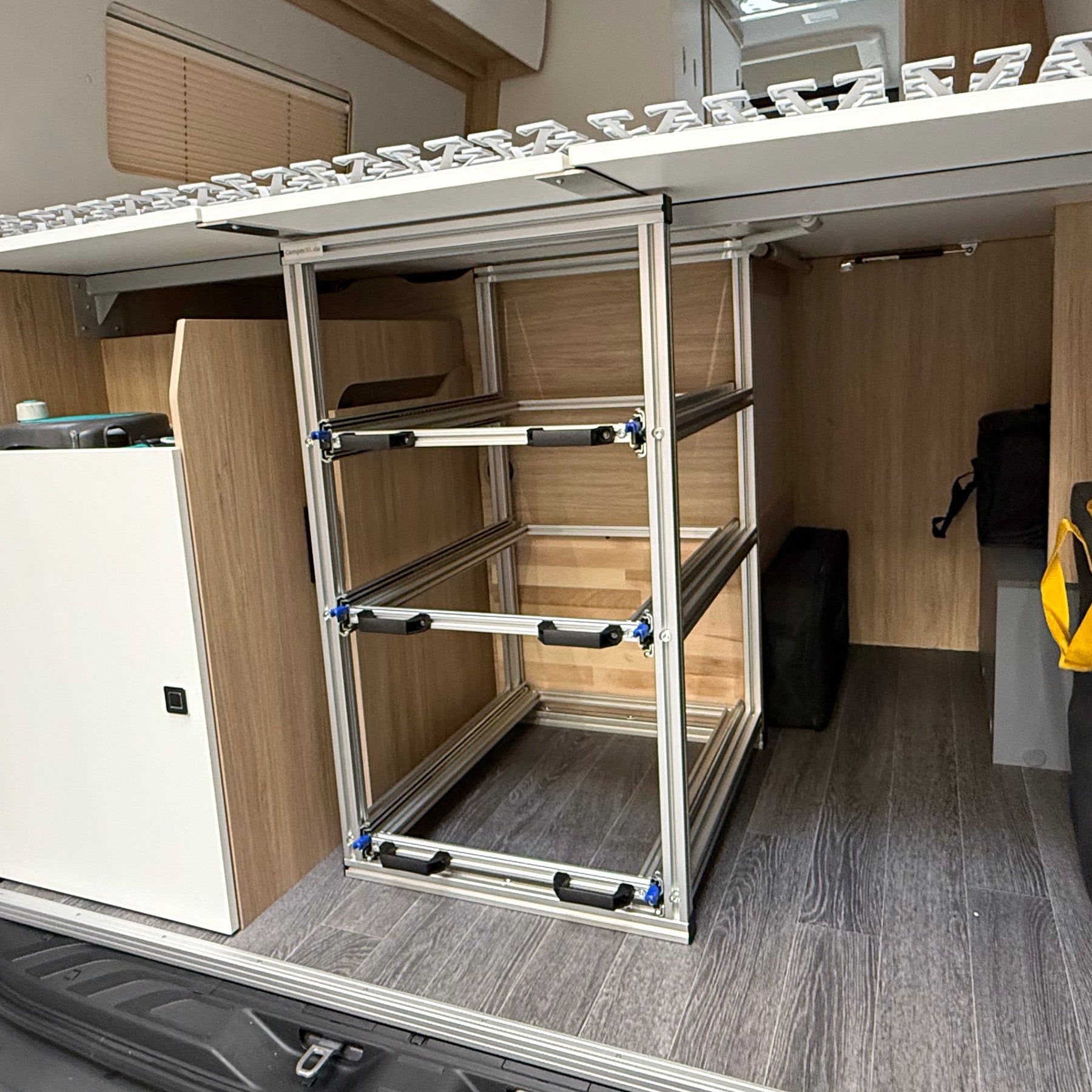 Heckauszug mit drei Ebenen im Yucon 6.0 GD; jede Ebene für eine große oder zwei kleine Euroboxen, untere Etage 320 mm Höhe, obere Etagen 220 mm.