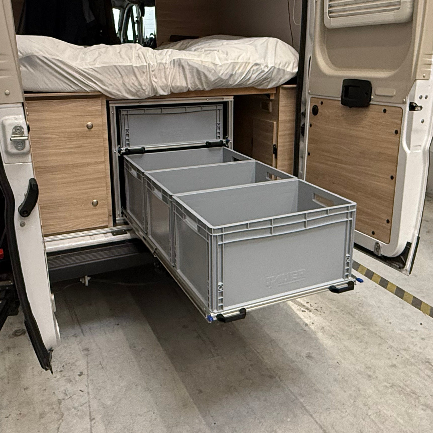 Technischer Heckauszug im Knaus Boxstar, stabile Konstruktion für sechs Euroboxen, Gesamtabmessungen 670 × 710 × 1215 mm.