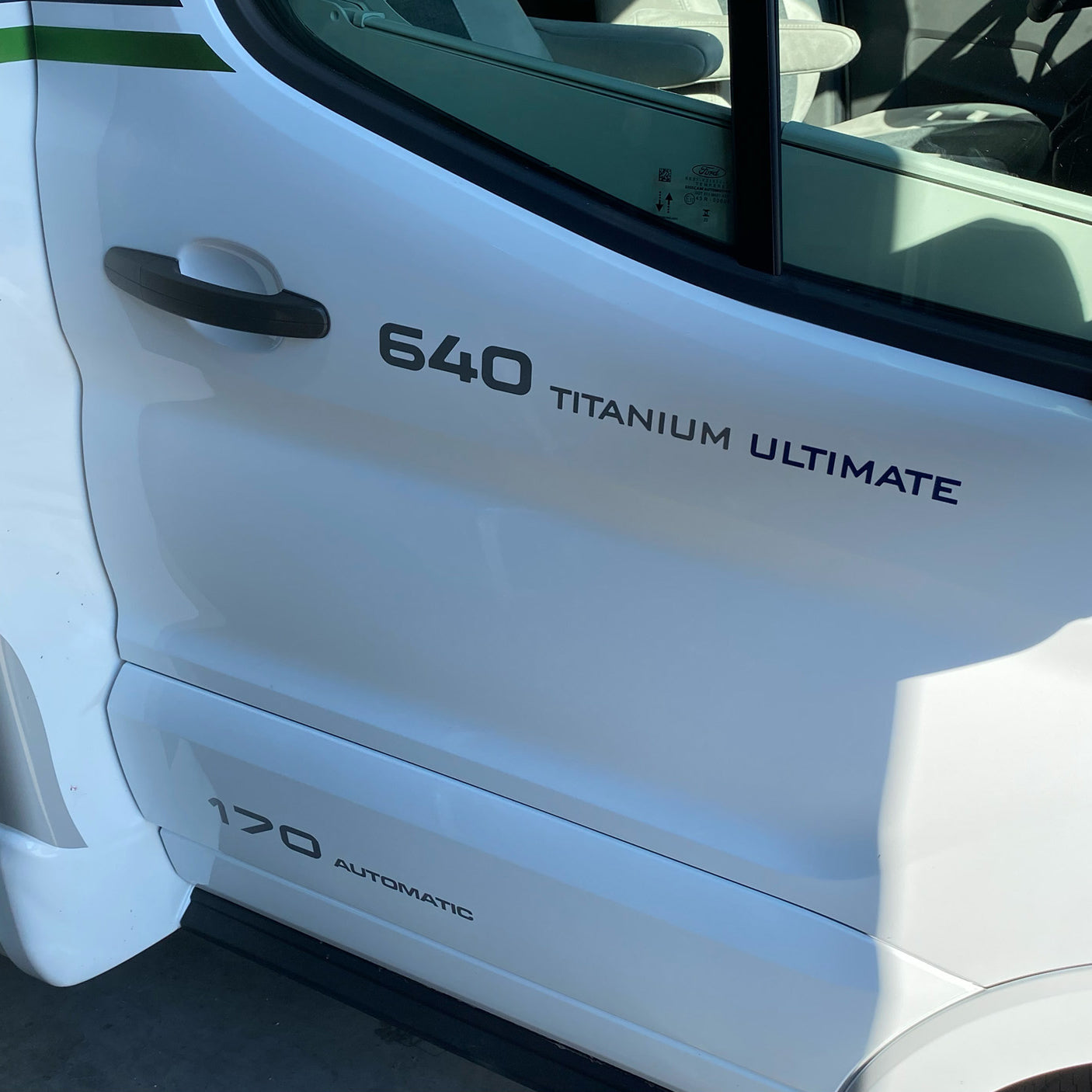 Chausson 640 husbilshylla med utdragbara lådor