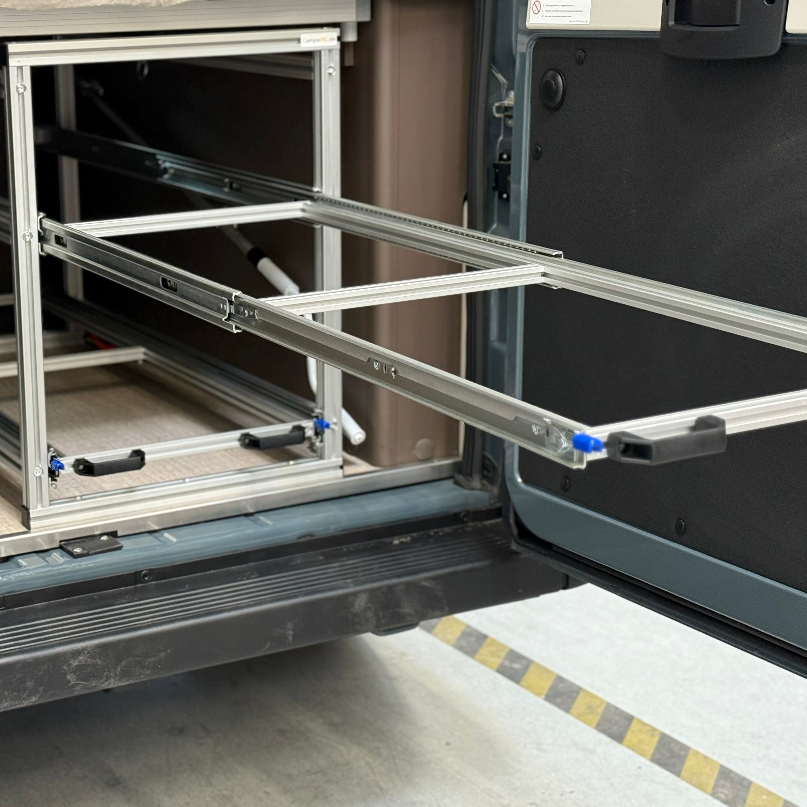 Stauraum-Auszug im hinteren Bereich eines Bürstner Campeo Campers.