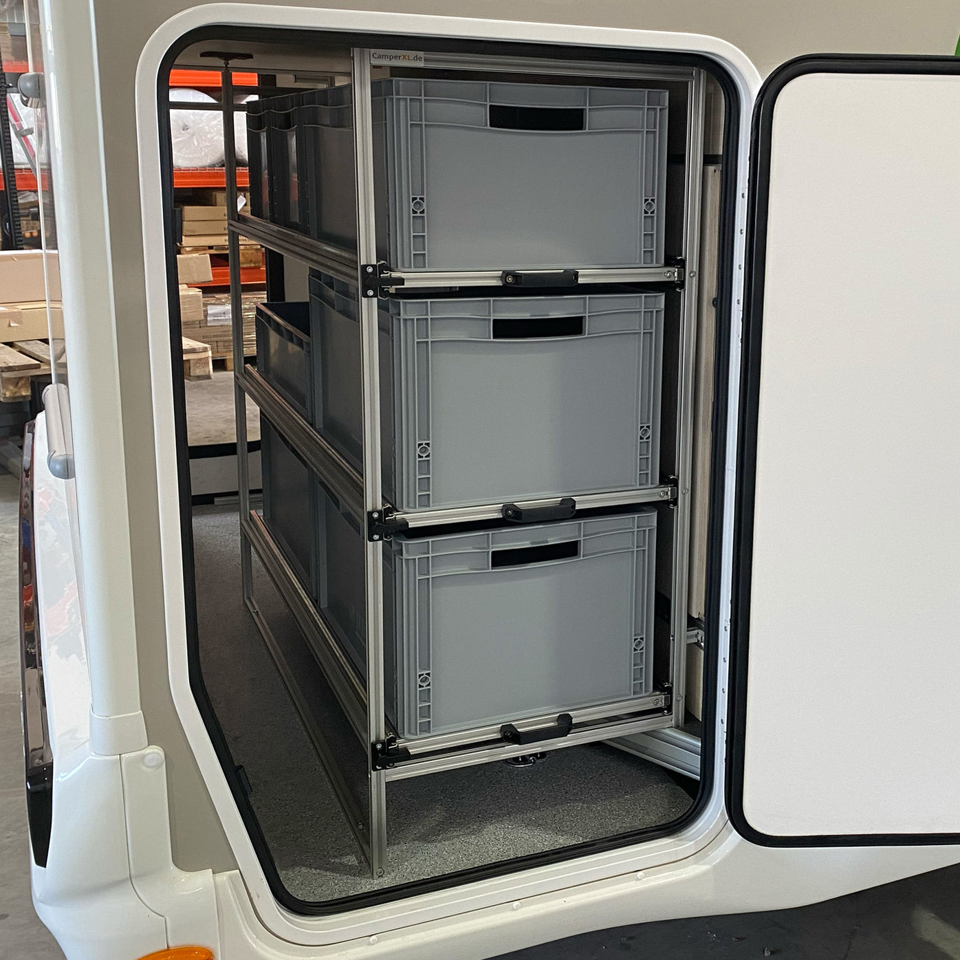 Heckgarage im Chausson 640 mit Regal und Auszug für Euroboxen