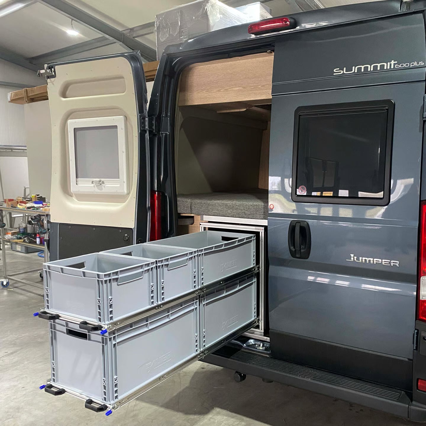 Heckauszug Pössl Summit 600 Plus in geöffnetem Zustand