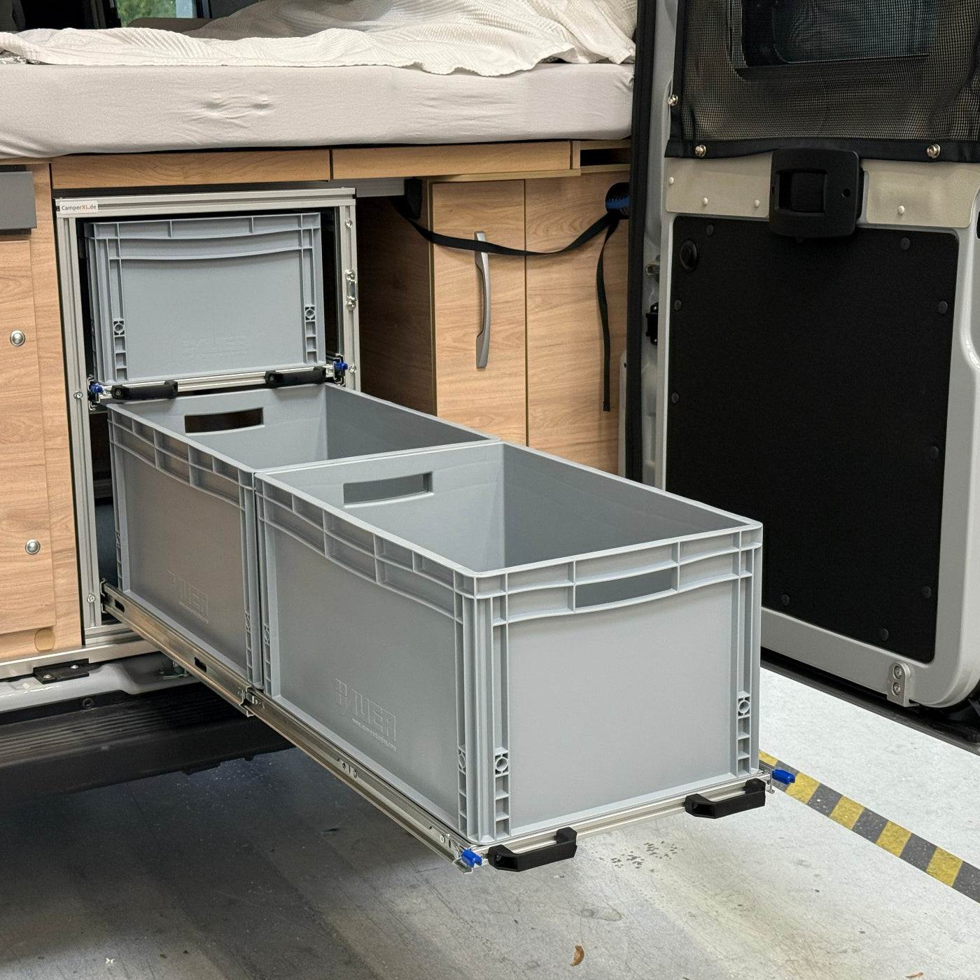 Stabiler Heckauszug mit 2 Etagen für den Dethleffs Globetrail Advantage - Etagen sind jeweils mit Vollauszüge ausgerüstet die im eingefahrenen und ausgefahrenen Zusatnd verriegeln