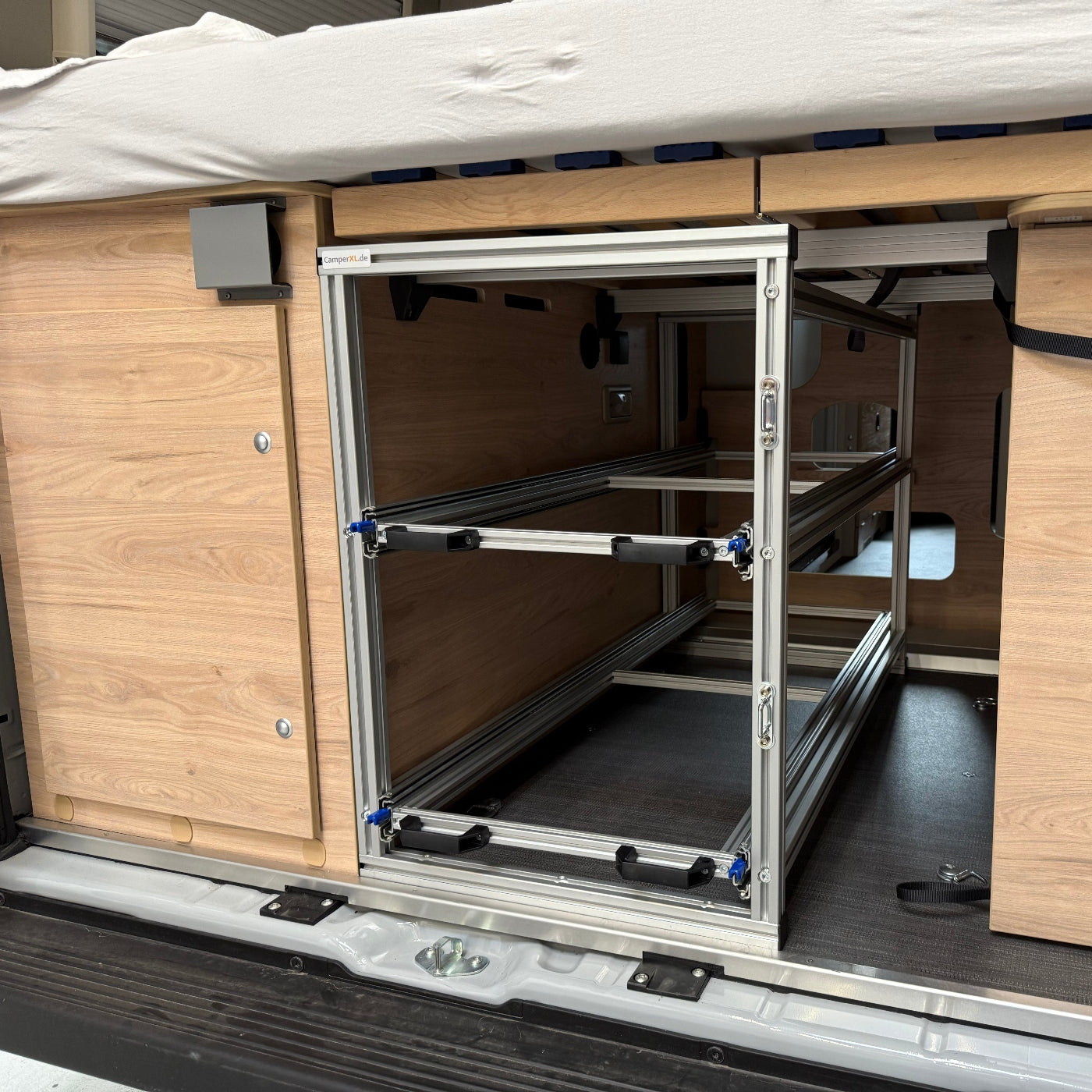 Stabiler Heckauszug mit 2 Etagen für den Dethleffs Globetrail Advantage - Etagen sind jeweils mit Vollauszüge ausgerüstet die im eingefahrenen und ausgefahrenen Zusatnd verriegeln