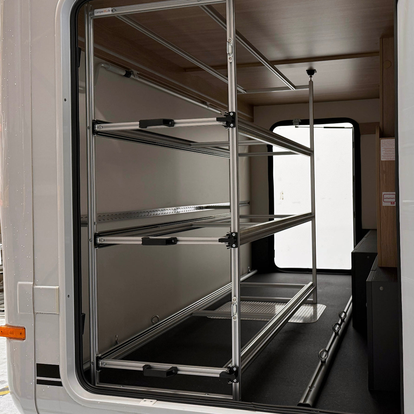 Detailansicht der Führungsschienen eines Wohnmobilregals mit 3 Ebenen für Euroboxen