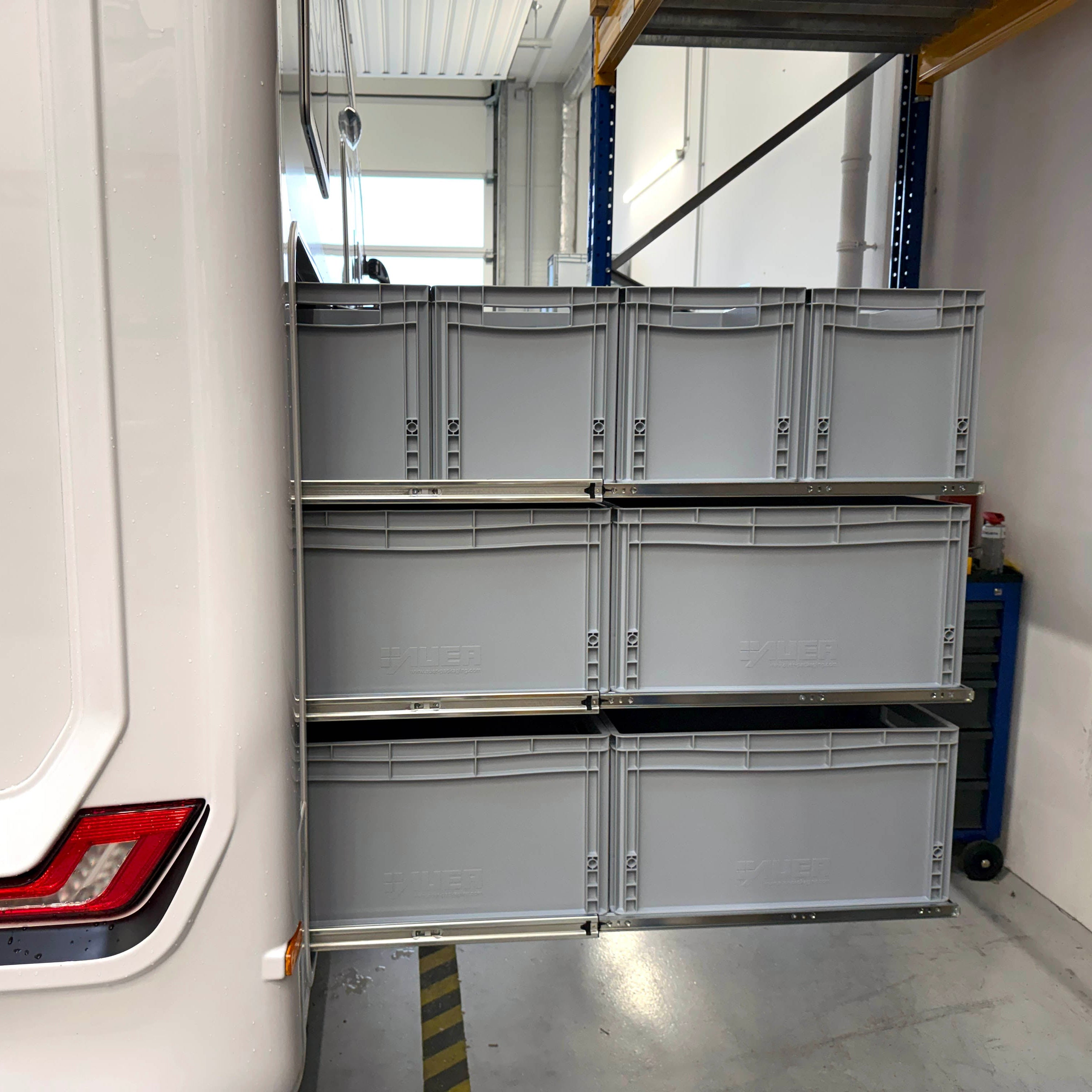 Wohnmobilregal mit 3 Etagen und Vollauszug für 6 große Euroboxen in der Heckgarage. Alle Etagen ausgezogen und bestückt mit Euroboxen.